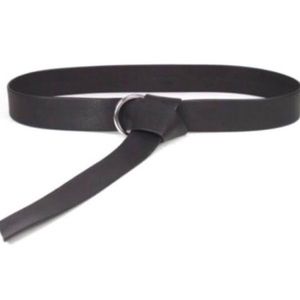 B-low the belt black Mia